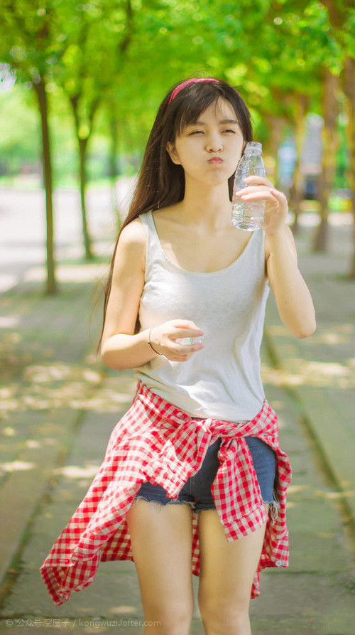 女足比赛意外事件频发，球员团结应对，女足比赛情况